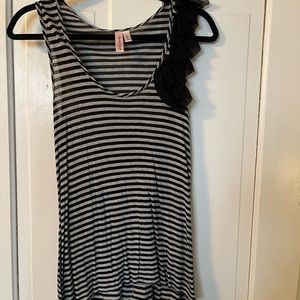 Sweet pea size med black ad white tank